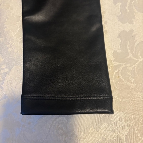 ❤️2/$14 or 3/$21❤️ NWT Baby Gap Black Vegan Leather Leggings, Size 4 - Picture 3 of 9